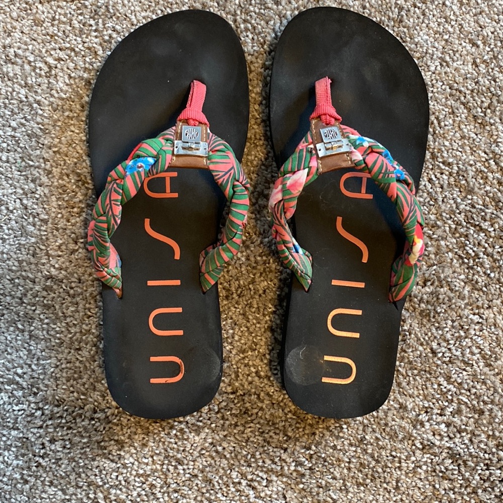 Unisa Brand Thong Fabric Floral Sandals Sz. L